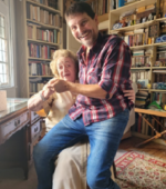 Two people sitting; books, ventana